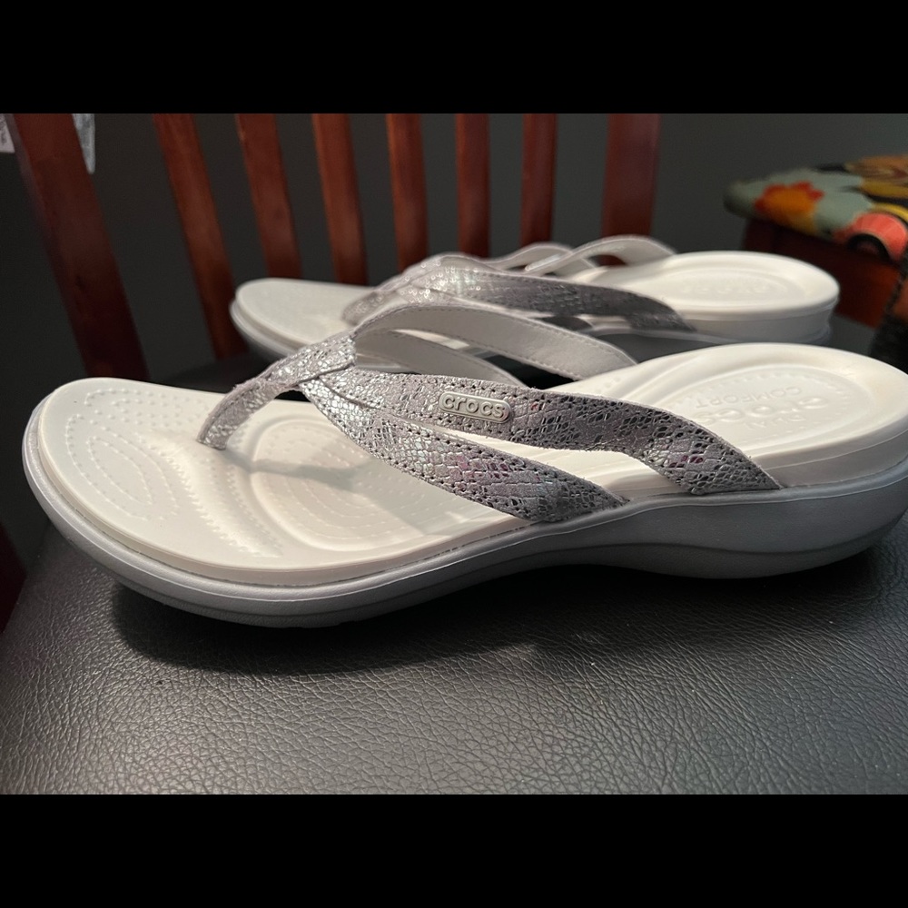NWOT Crocs women’s glitter flip flop